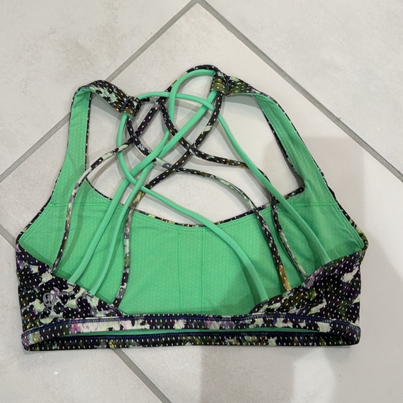 Lululemon Free to be Zen Sports Bra Size 6 EUC - Picture 2 of 5
